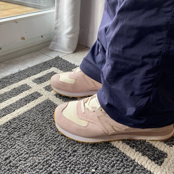 New Balance 574 Woman’s Sneaker - Picture 5 of 10